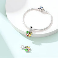 Charm pendentif coccinelle rouge sur trèfle vert en métal argenté avec bracelet serpent argenté.