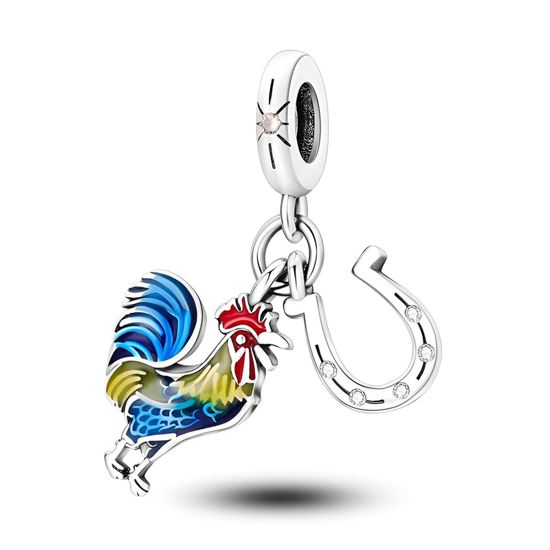 Pendentif charme coq coloré et fer à cheval en métal argenté brillant pour femme.