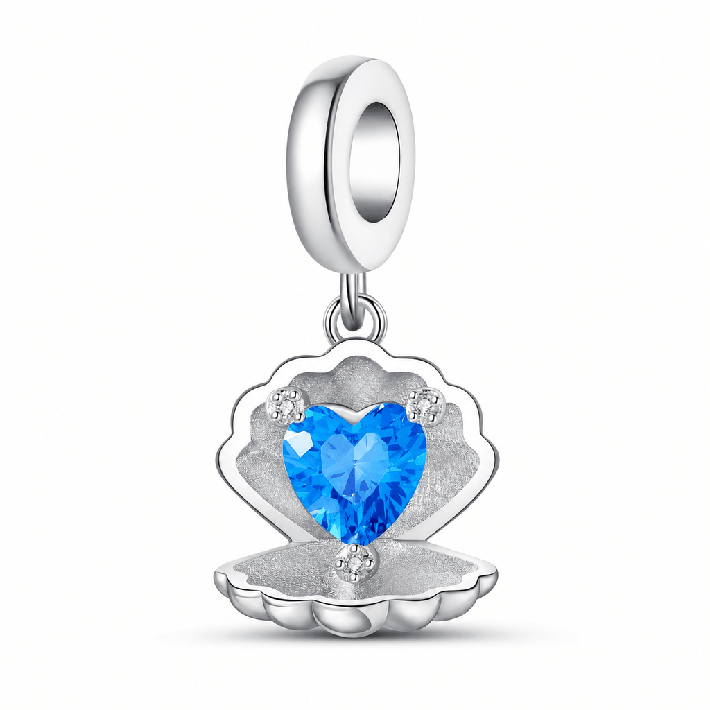 Charm pendant coquillage ouvert avec cœur en zircon bleu, plaqué argent 925, modèle Conchilia, vue produit sur fond blanc