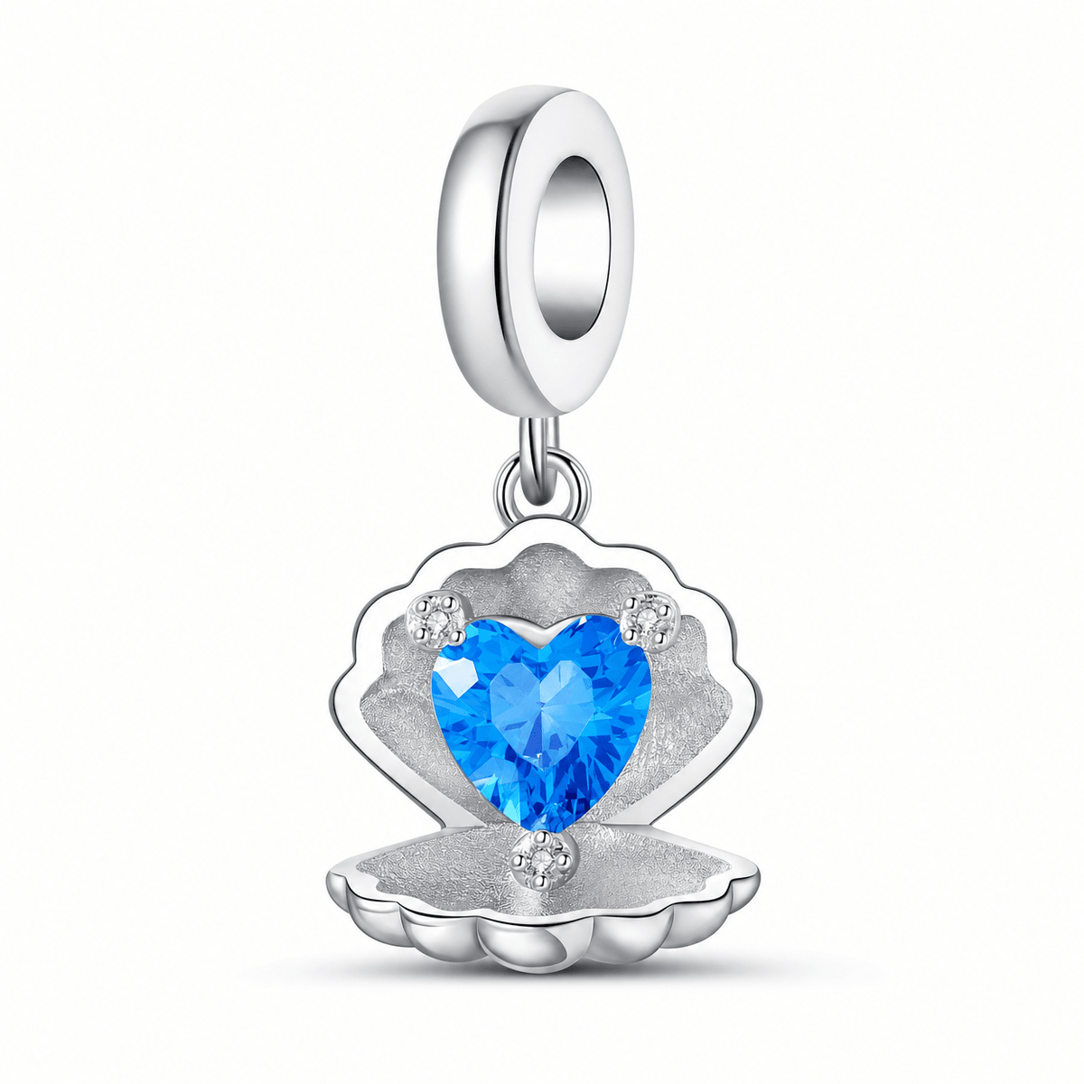 Charm pendant coquillage ouvert avec cœur en zircon bleu, plaqué argent 925, modèle Conchilia, vue produit sur fond blanc