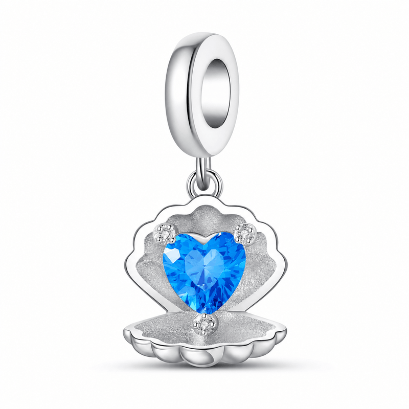 Charm pendant coquillage ouvert avec cœur en zircon bleu, plaqué argent 925, modèle Conchilia, vue produit sur fond blanc