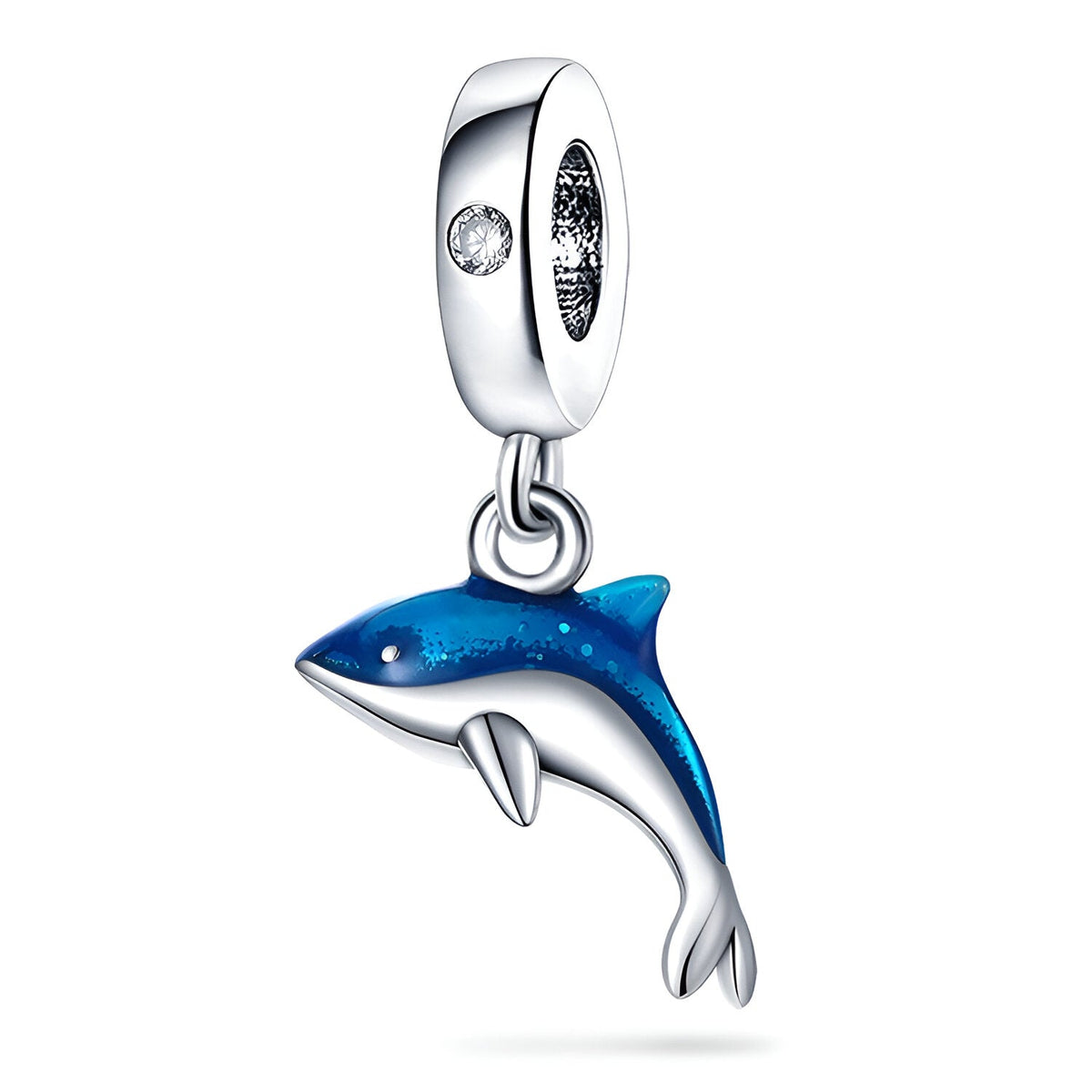 Charm pendentif dauphin en métal argenté avec émail bleu et détail pierre brillante.