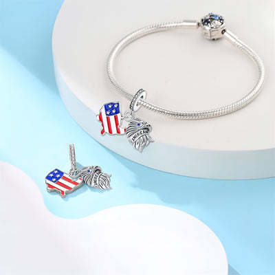 Bracelet argent avec charm pendentif drapeau américain et aigle, style élégant et détaillé.