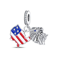 Charm pendentif drapeau américain émaillé rouge, blanc, bleu avec aigle en argent et détails strass.