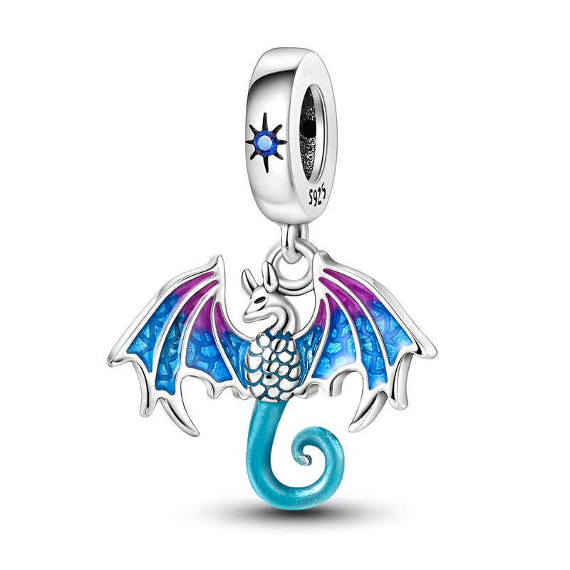 Pendentif charm dragon argent avec ailes bleues et violettes, queue bleue spirale.