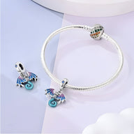 Bracelet argenté avec pendentif dragon bleu détaillé aux ailes violettes et queue en spirale turquoise.