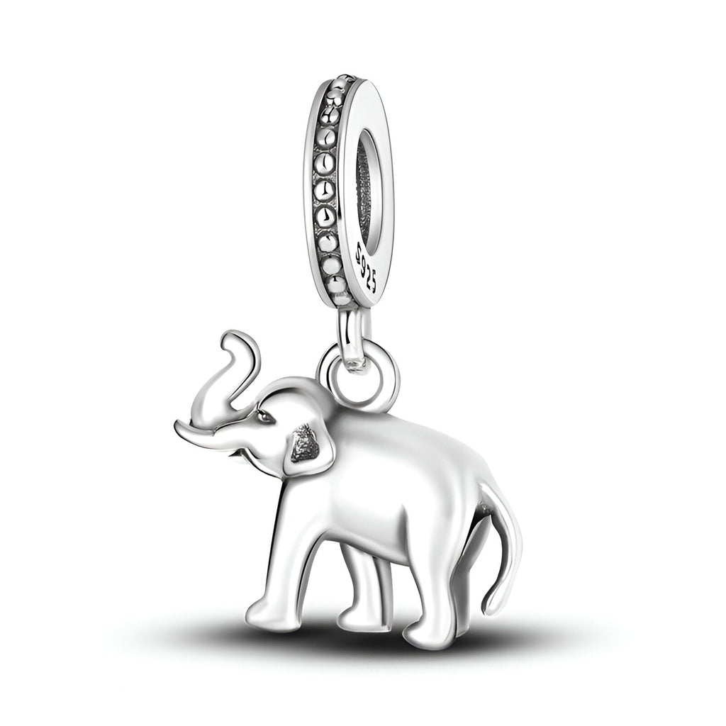 Charm pendentif éléphant en métal argenté avec détails brillants sur l'anneau supérieur.