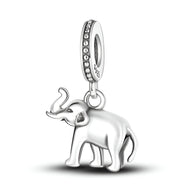 Charm pendentif éléphant en métal argenté avec détails brillants sur l'anneau supérieur.