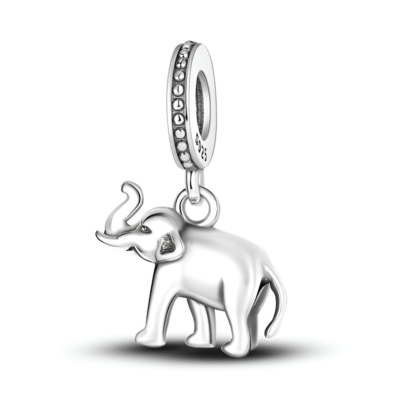 Charm pendentif éléphant en métal argenté avec détails brillants sur l'anneau supérieur.
