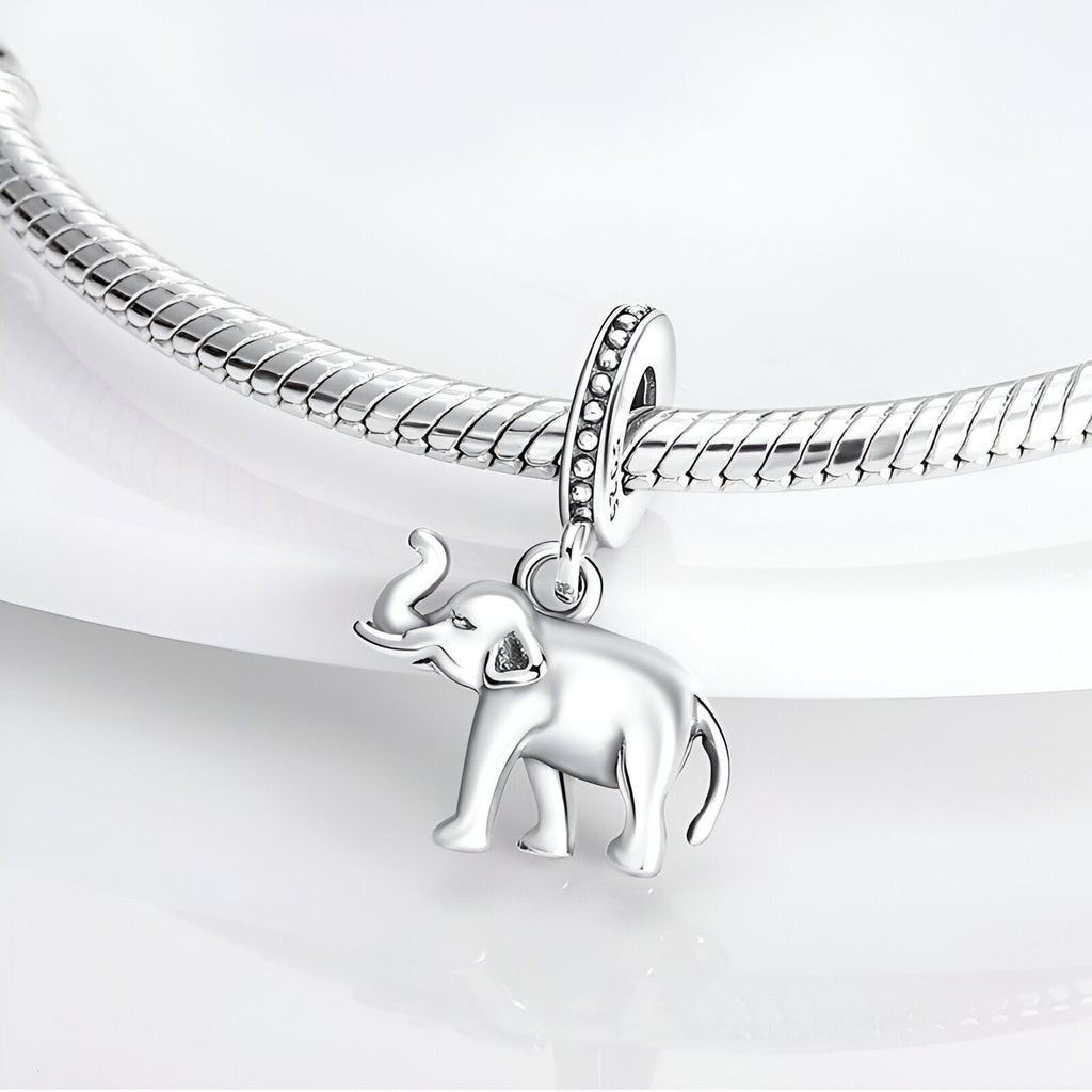 Charm pendentif éléphant argenté lisse avec boucle striée sur bracelet serpent métallique.