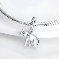Charm pendentif éléphant argenté lisse avec boucle striée sur bracelet serpent métallique.