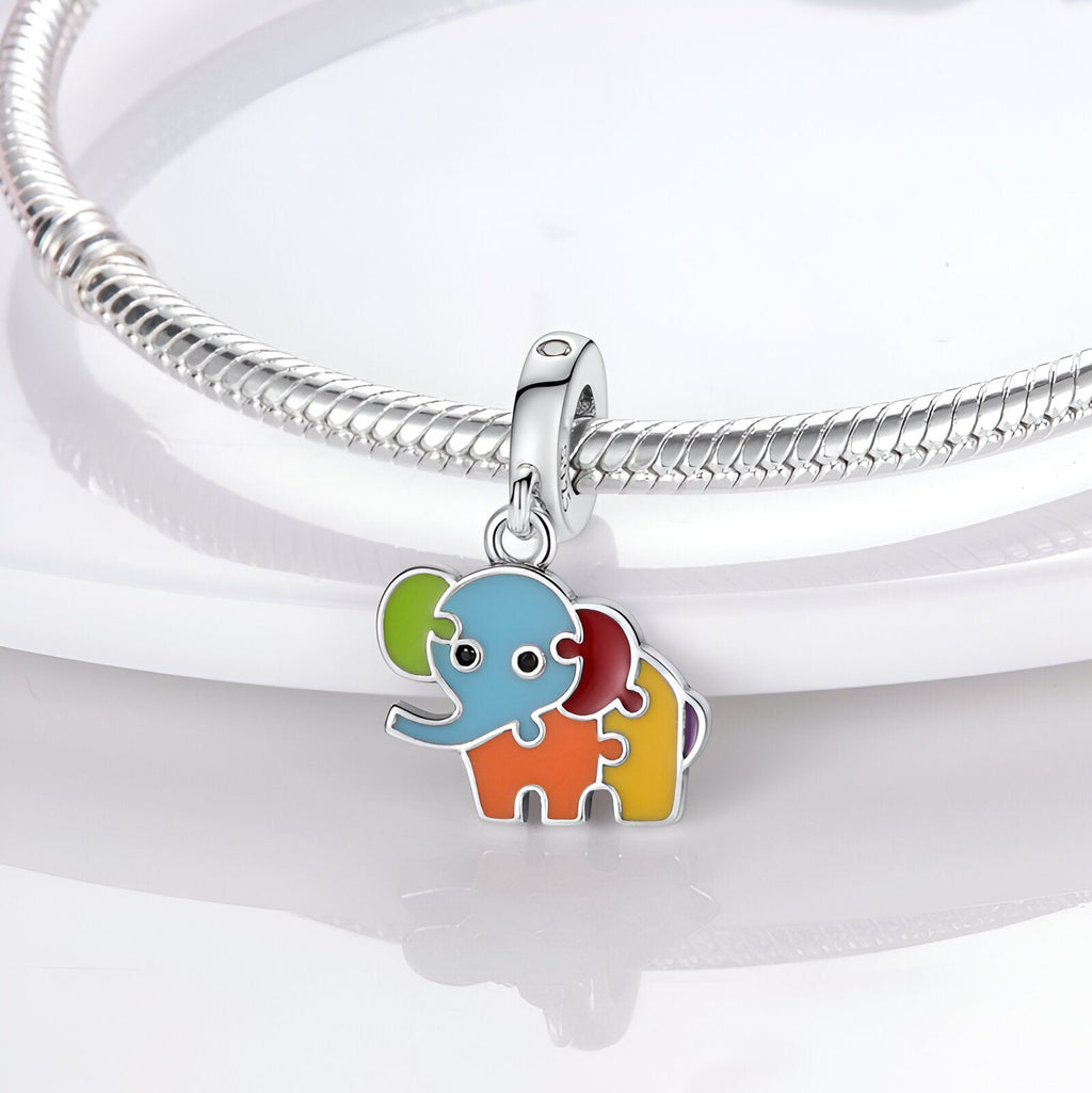 Charm pendentif éléphant multicolore en émail sur bracelet argenté style serpent.