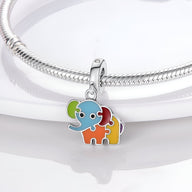 Charm pendentif éléphant multicolore en émail sur bracelet argenté style serpent.