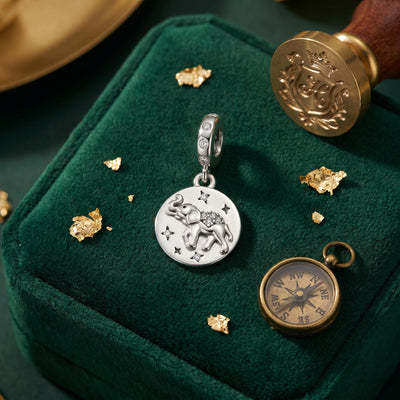 Charm pendant elephant tenant une etoile scintillante, finition argentee, modele Stampino