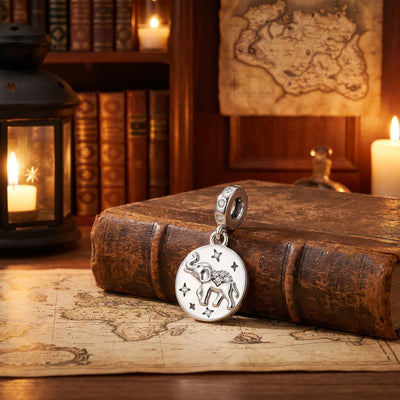 Charm pendant elephant tenant une etoile scintillante, finition argentee, modele Stampino