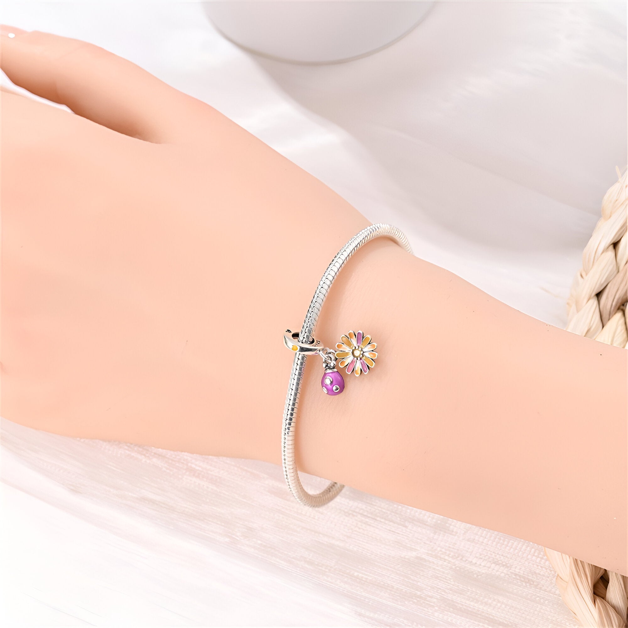 Charm pendant en argent, chrisanthème et coccinelle, pour femme, modèle Daciana - La Boutique du Bracelet