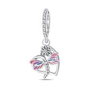 Charm pendentif en argent cœur avec libellule colorée et détail fleur sur l'anneau.