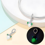 Charm pendentif luciole translucide en argent avec ailes vertes, éclat phosphorescent nuit.