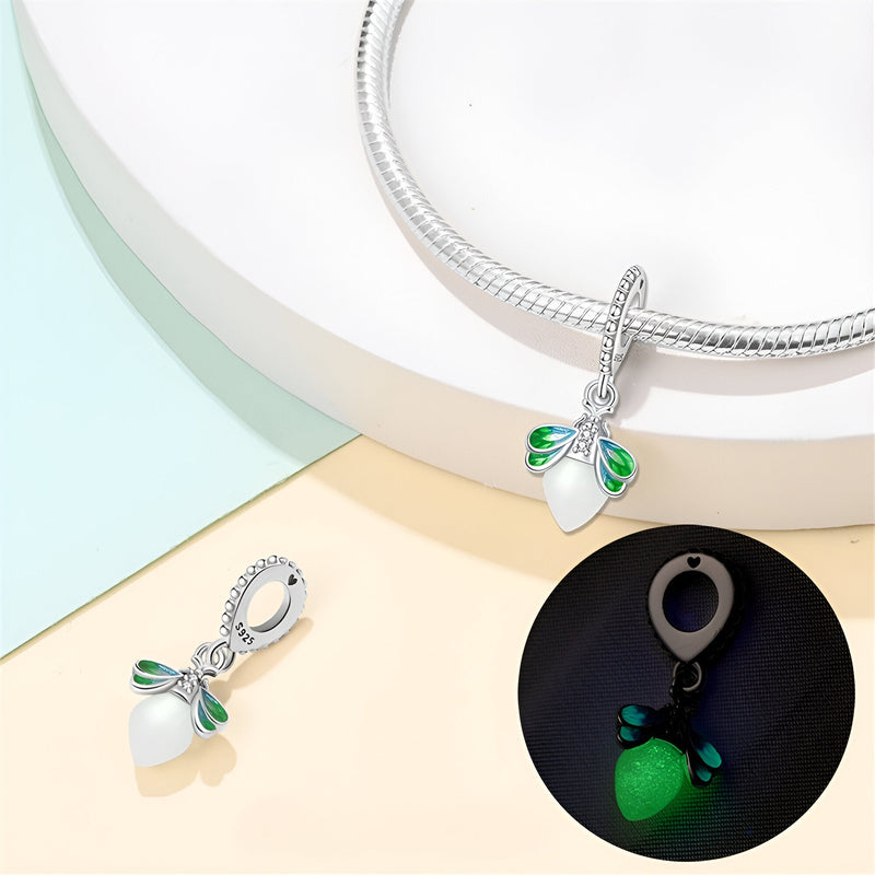 Charm pendentif luciole translucide en argent avec ailes vertes, éclat phosphorescent nuit.