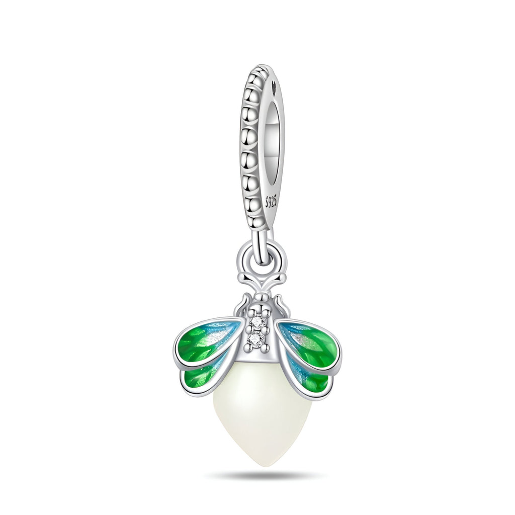 Charm pendentif luciole en argent avec ailes translucides vertes et bleu dégradé, perle blanche.
