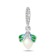 Charm pendentif luciole en argent avec ailes translucides vertes et bleu dégradé, perle blanche.