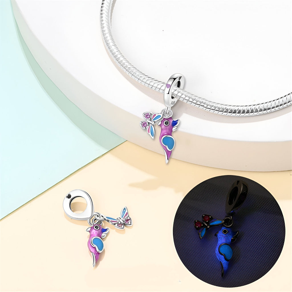 Charm pendentif en argent avec oiseau et papillon colorés, détail bleu et rose, modèle Anoush.