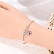Bracelet argent fin avec pendentif papillon rose brillant délicat pour femme.