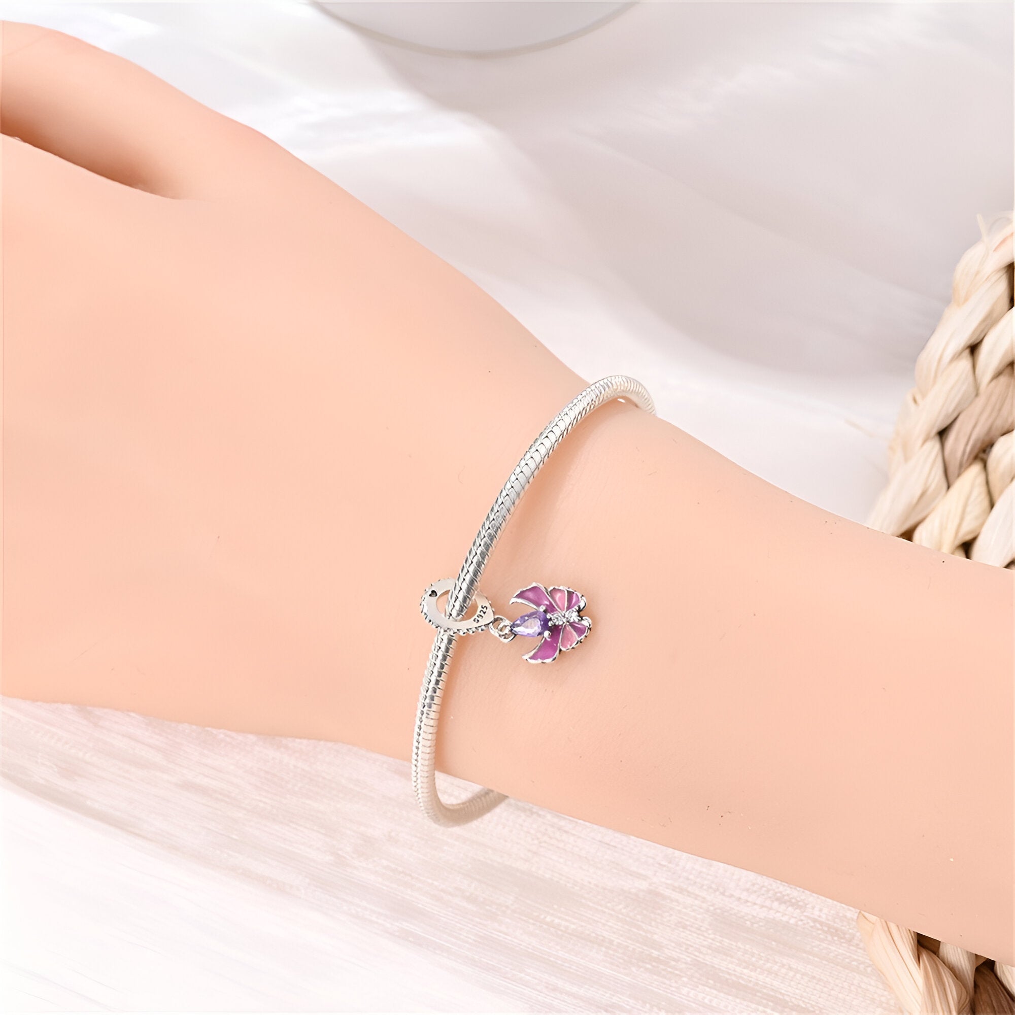 Charm pendant en argent, papillon rose lumineux, pour femme, modèle Agnetha - La Boutique du Bracelet