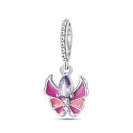 Charm papillon en argent avec ailes roses émaillées et pierre violette facettée au centre.