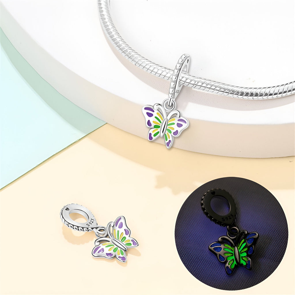 Charm pendentif papillon en argent avec ailes translucides vertes et violettes, pour bracelet.