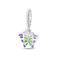 Pendentif papillon translucide en argent avec détails violets, verts et jaunes, anneau texturé.