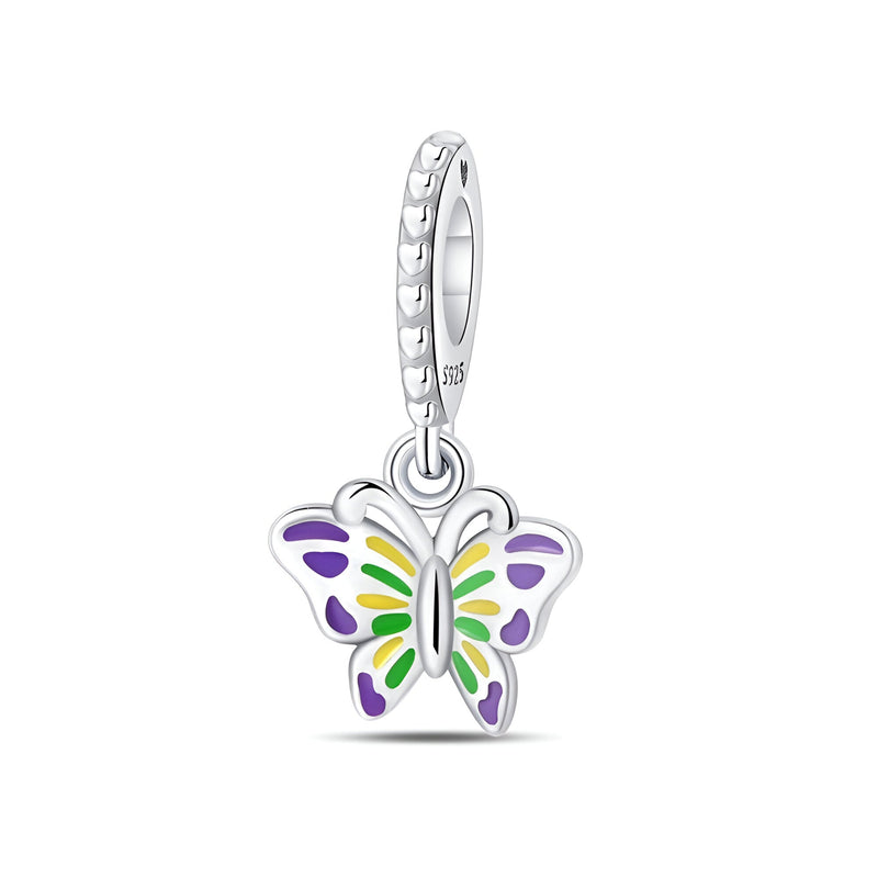 Pendentif papillon translucide en argent avec détails violets, verts et jaunes, anneau texturé.