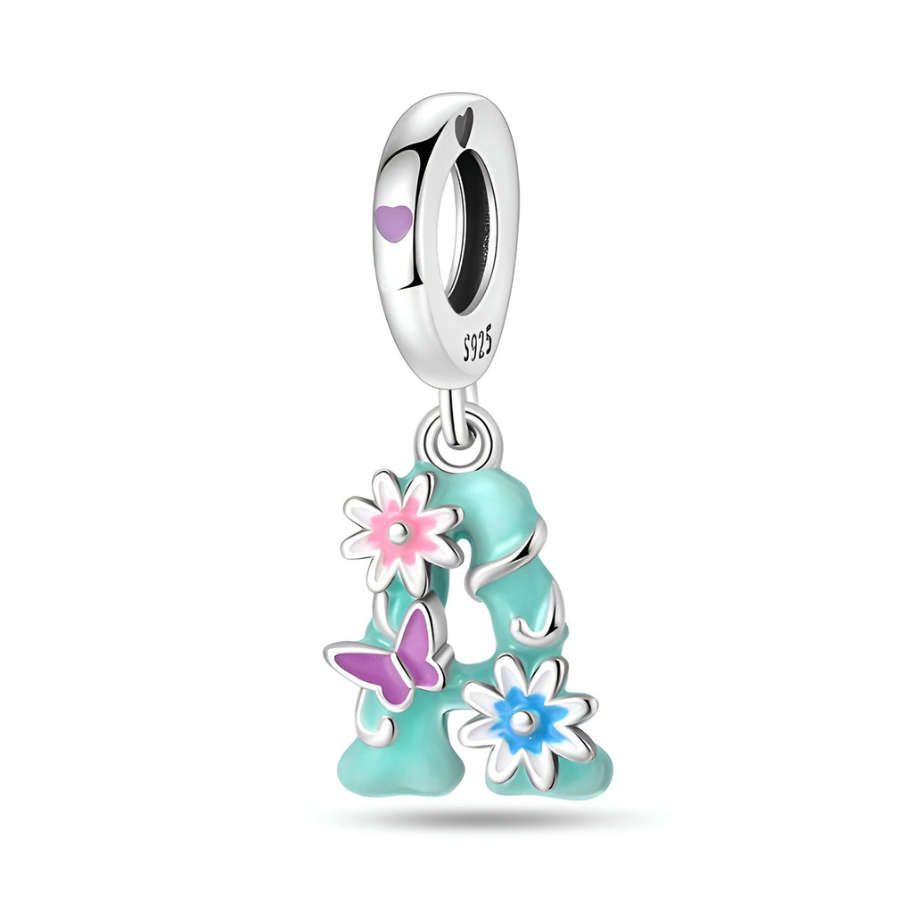 Charm pendant en argent en forme de lettre A avec fleurs colorées roses et bleues et papillon violet.