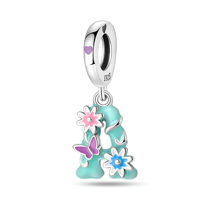 Charm pendant en argent en forme de lettre A avec fleurs colorées roses et bleues et papillon violet.