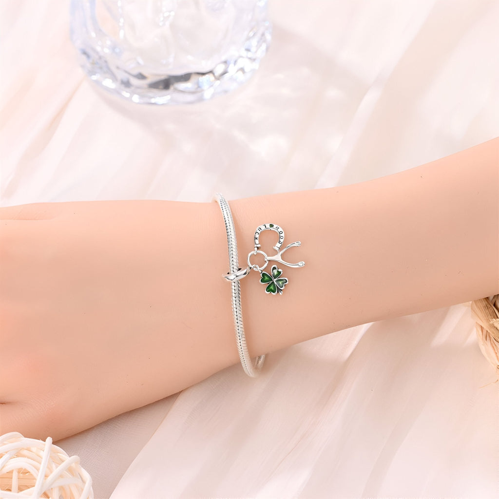 Bracelet argent fin avec pendentif trèfle vert et détail cercle texturé élégant.