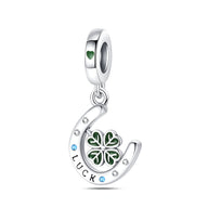 Charm pendentif argent fer à cheval orné de trèfle vert et pierres colorées, gravure "LUCK".