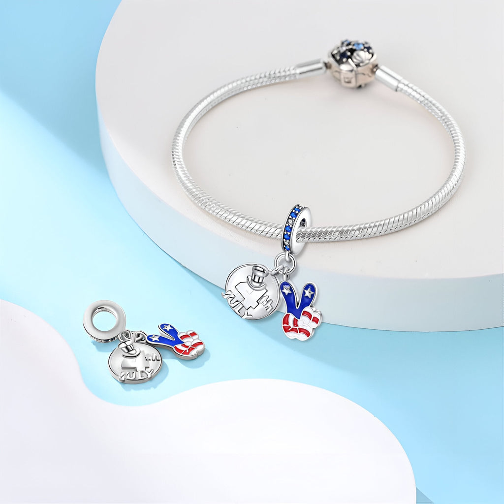 Bracelet argent avec charm pendants main peace sign bleu, blanc et rouge, drapeau américain.