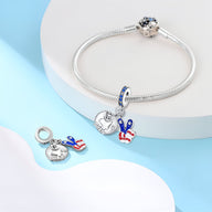 Bracelet argent avec charm pendants main peace sign bleu, blanc et rouge, drapeau américain.