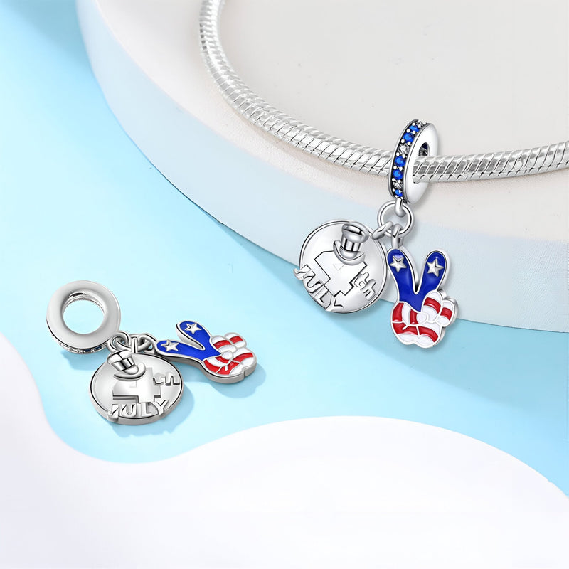 Pendentif charm argenté avec symbole peace coloré bleu, blanc et rouge, étoiles et éléphant gravé.