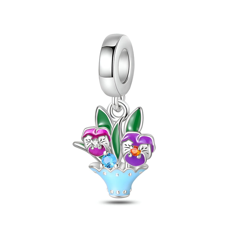 Pendentif charm argenté avec fleurs de pensée violettes et pot bleu décoré de strass.
