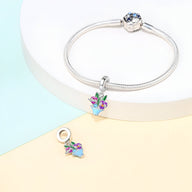 Bracelet argent avec pendentif fleur pensée coloré et détail bleu-violet brillant.