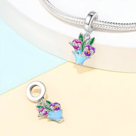 Charm pendentif en argent avec fleurs de pensée colorées et feuillage vert, style délicat.