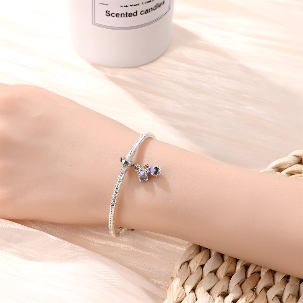 Bracelet argenté avec pendentif fleurs violettes délicates et breloque fine en métal argenté.