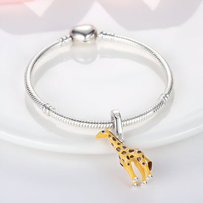 Bracelet argenté avec pendentif girafe jaune et noir détail réaliste.