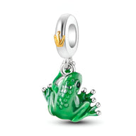 Charm pendentif grenouille verte brillante avec détails argentés et couronne dorée.