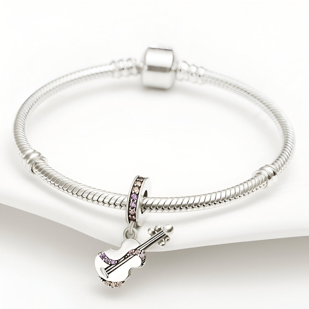 Bracelet en argent avec pendentif guitare décoré de détails violets.