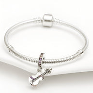 Bracelet en argent avec pendentif guitare décoré de détails violets.