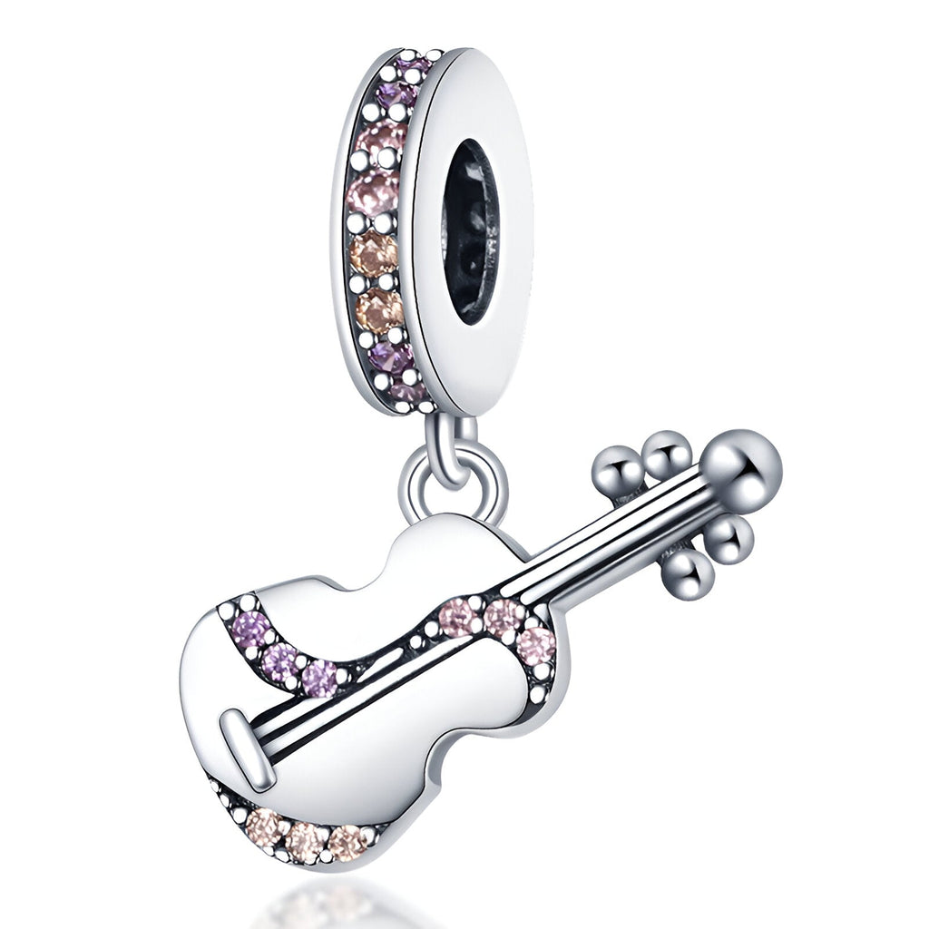 Charm pendentif guitare argenté orné de cristaux roses et violets.