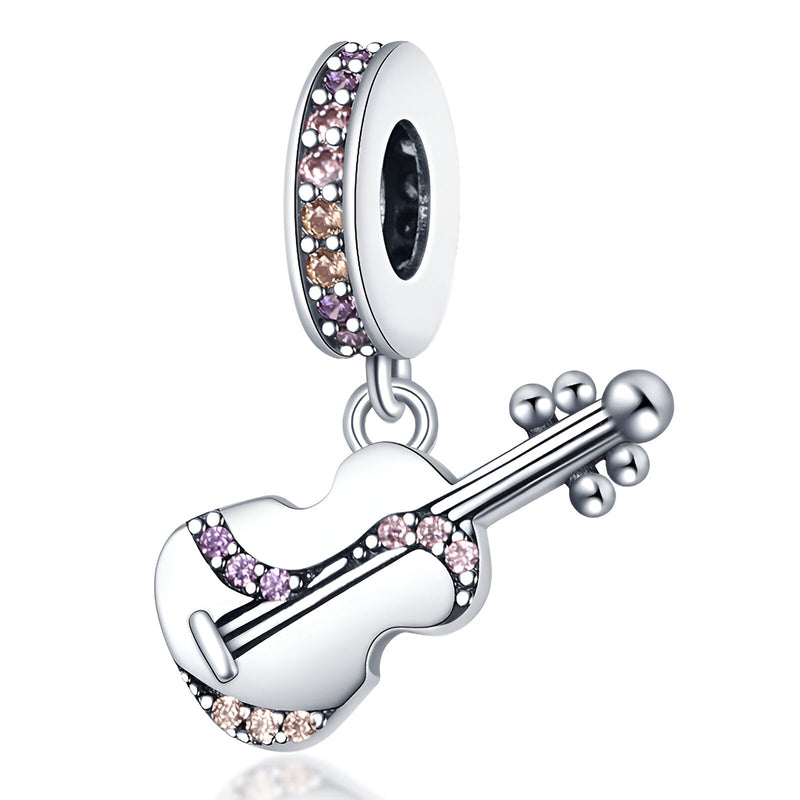 Charm pendentif guitare argenté orné de cristaux roses et violets.