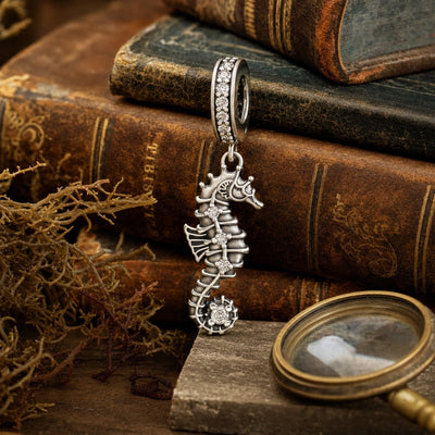 Charm pendant hippocampe, gravures ecailles et zircons, pour femme, modele Hippocampa